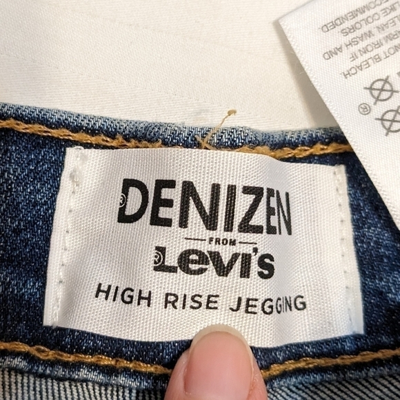 DENIZEN From Levi's High-rise Button Fly Jeggings. - Picture 2 of 7